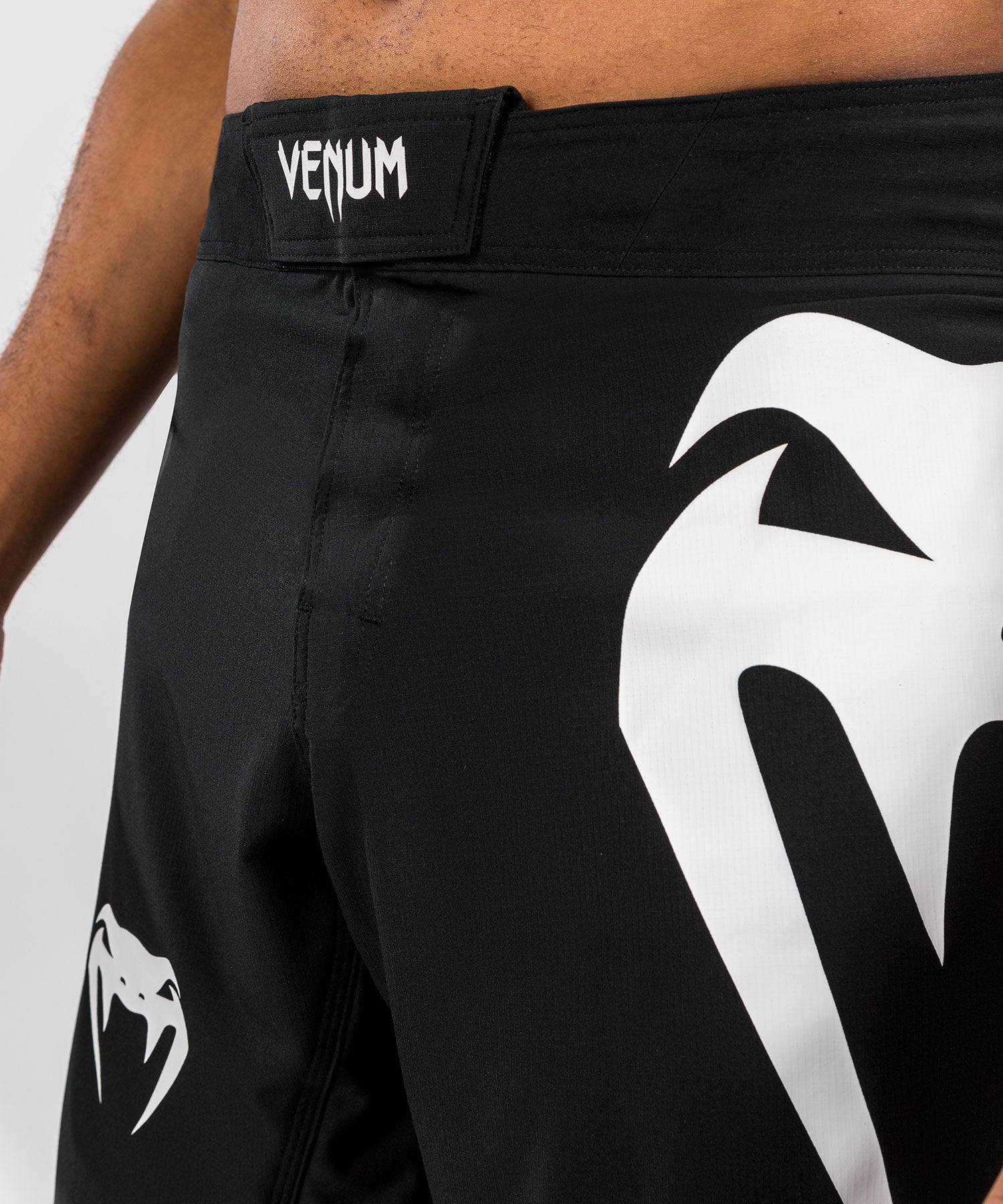 VENUM Light 5.0 Fightshort - ZWART/WIT