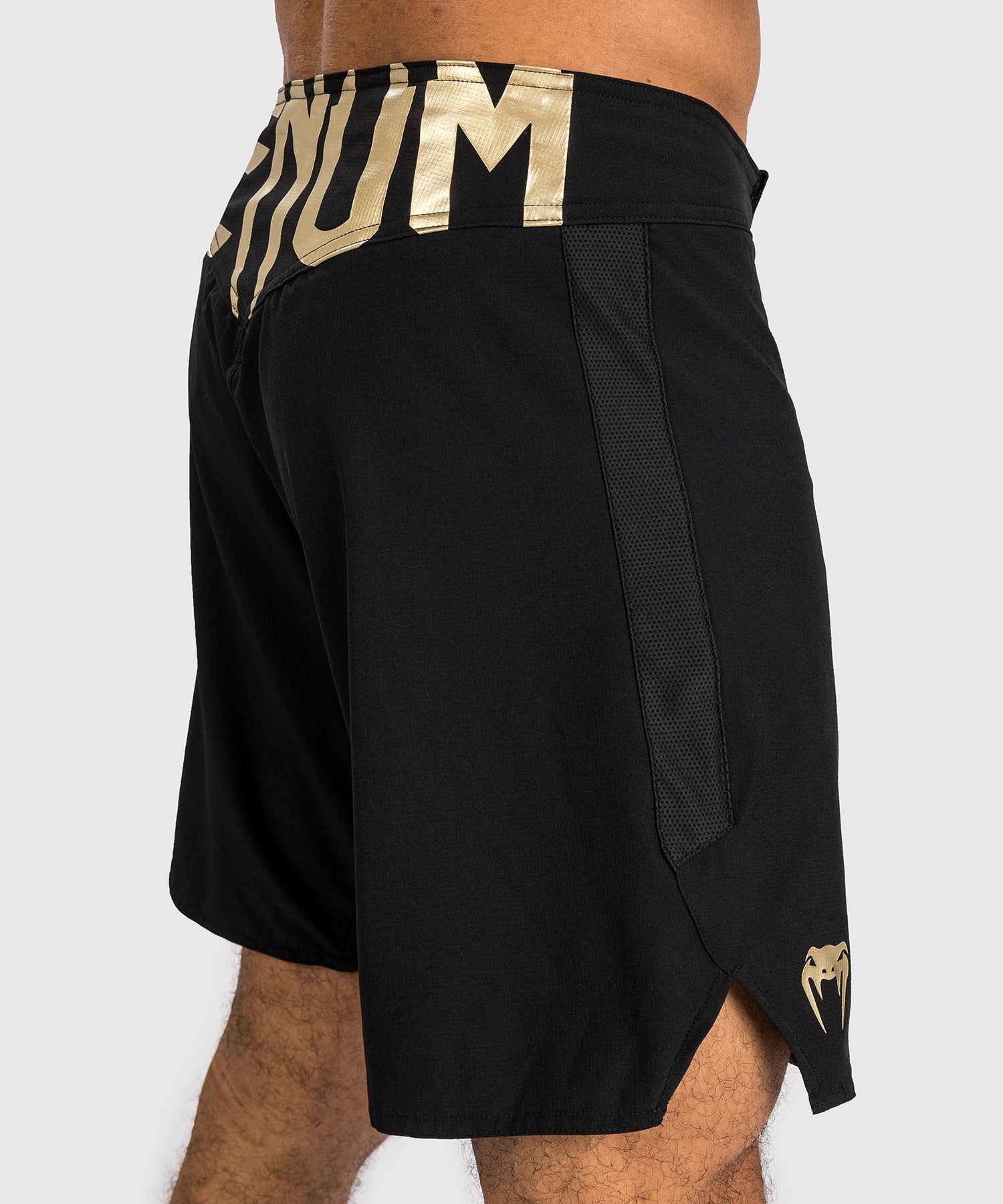 VENUM LIGHT 5.0 FIGHTSHORTS - ZWART/GOUD