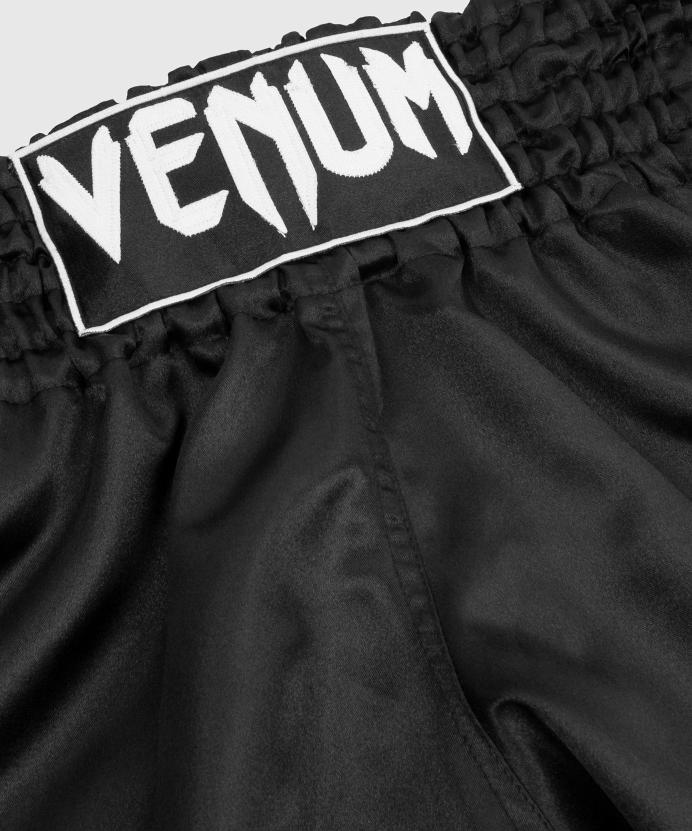 VENUM CLASSIC MUAY THAI SHORT - ZWART/WIT