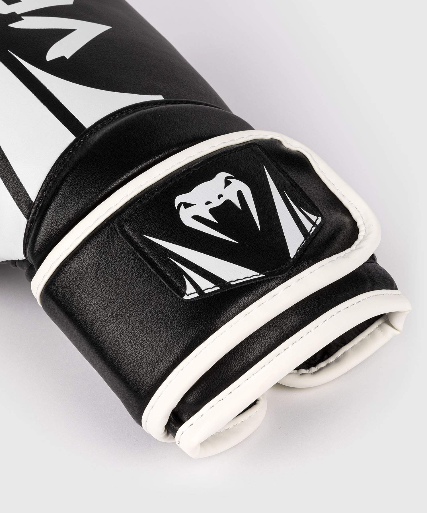 VENUM (KICK)BOKSHANDSCHOENEN CHALLENGER 2.5 ZWART/WIT